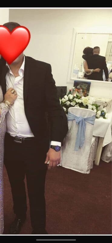 krem pantalone i crna kosulja: Elegantno muško odelo – klasičan crni sako i pantalone - Klasičan — 1