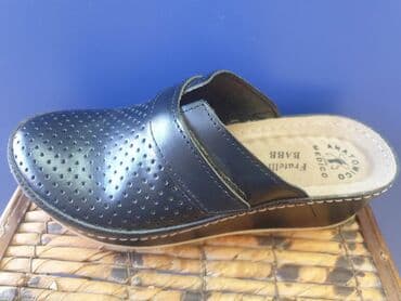 crocs zenske klompe: Kozne anatomske klompe 
Cena 3950 din 36-41 — 14