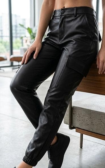 belo odelo: Ženske pantalone od eko-kože, crne boje, modernog cargo kroja. Visok — 1