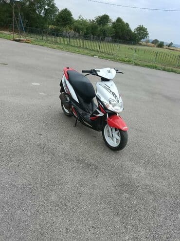 audi a4 cena: Yamaha skuter – sportski dizajn, dvotaktni mali gradski motocikl. - — 2