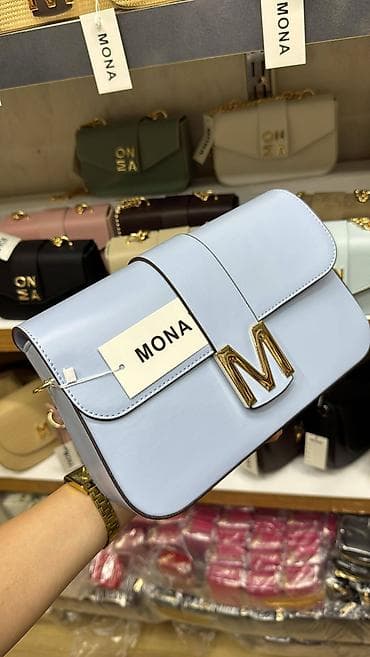 mona haljine svecane: Ženska torba MONA – elegantna crossbody/ramena torba sa zlatnim “M” — 1