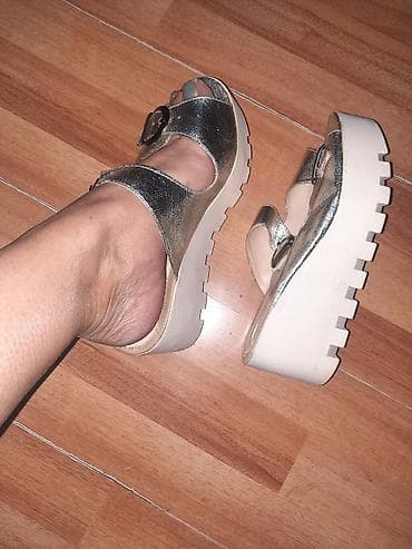 tommy zenske cizme: Srebrne ženske klompe/sandale na platformu - Model: slip-on klompe — 2