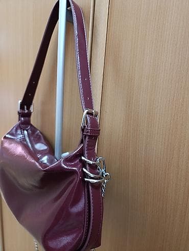 sat sa slikom: Bordo ženska torba "Stradivarius" preko ramena sa sjajnom završnom — 4