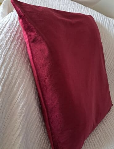 new tekstil: Dekorativni, tanji jastuk, bordo boje nekoriscen. Dimenzije 58*58cm — 2