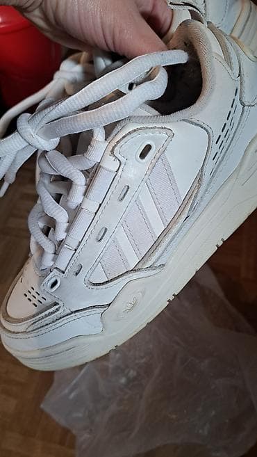 muska bela jakna: Adidas bele patike 36 – klasičan model sa debljim đonom i — 2