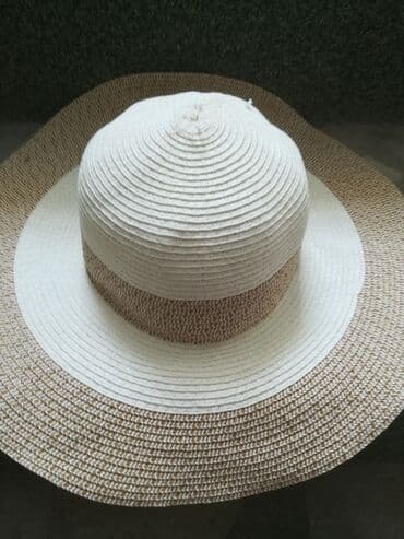 spavacica i ogrtac: Šešir veliki, visina 9 cm, prečnik 20 cm, obod 10 cm. Nošen ali — 1