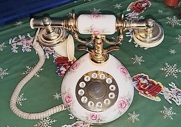 Retro fiksni telefon sa cvetnim motivima i zlatnim detaljima - Tip na lalafo.rs Retro fiksni telefon sa cvetnim motivima i zlatnim detaljima - Tip