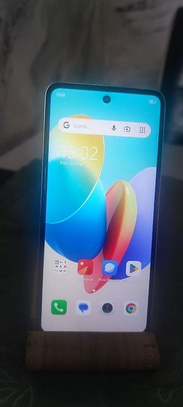 Pametni telefon sa velikim ekranom i trostrukom zadnjom kamerom -