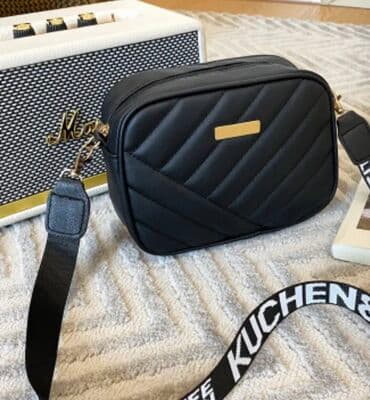 Torbe: Ženska crossbody torba – crna - Materijal: eko koža sa dekorativnim — 2