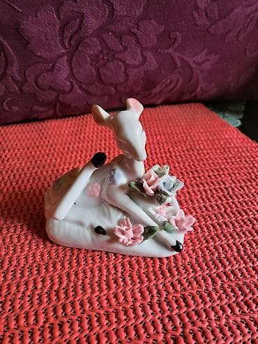 Porcelanska vintaz,nova figura lane. Figura lane,nova,cvetovi bez na lalafo.rs Porcelanska vintaz,nova figura lane. Figura lane,nova,cvetovi bez