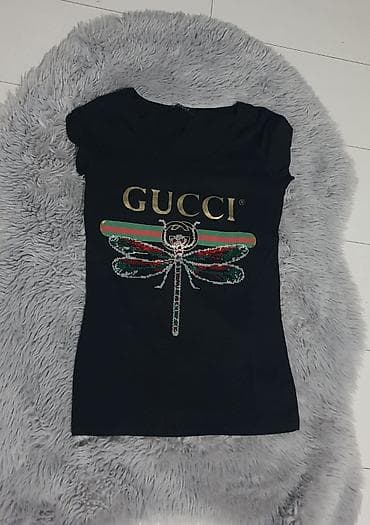 gucci s wuj: Majica sa kratkim rukavima sa istaknutim GUCCI natpisom i dekorativnim — 2