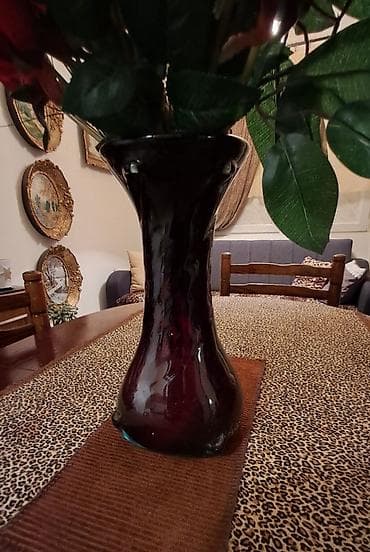 organizer za carape: Velika staklena vaza – bojeno staklo u bordo boji, visina 30 cm. - — 2