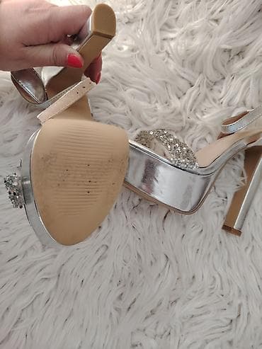 sandale leto 2023: Srebrne ženske sandale na visoku potpeticu sa platformom i kaišem oko — 3