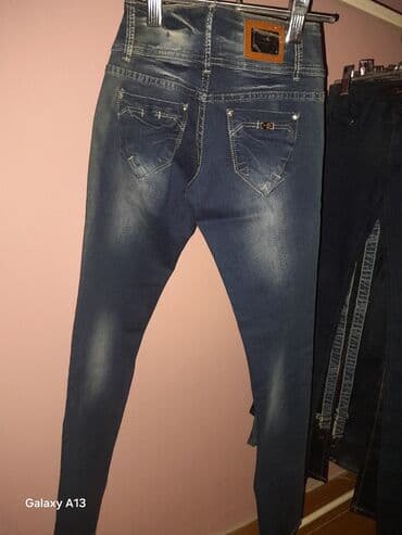 Farmerke: Ženske skinny farmerke – tamnoplavi denim sa efektnim izbleđivanjem — 2