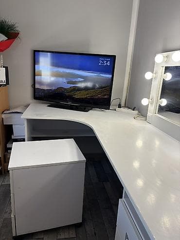 komode za sminkanje: Ugaona radna/šminkerska stanica – komplet - Prostrani ugaoni sto u — 1