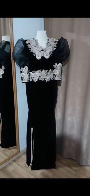 Pantalone, Farmerke, Šortsevi: Elegantne svečane haljine – crne, dužine do poda, sa bogatim ručnim — 1