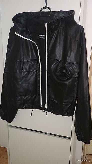 crne jakne: Pull&Bear crna jakna sa kapuljačom - Model: kratka, urbanog kroja — 1