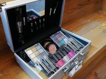 Šminka: Cena:2800 din Aluminijumski kofer sa šminkom Dimenzije kofera 25x16 cm — 2