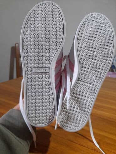 Ženska obuća: Adidas, 39.5, bоја - Bela — 4