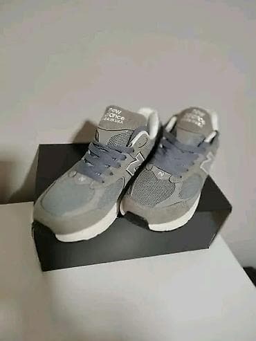 new balance ct302 42: New Balance 990v3 sivi patike - Ikonični NB „N“ logo sa strana — 1