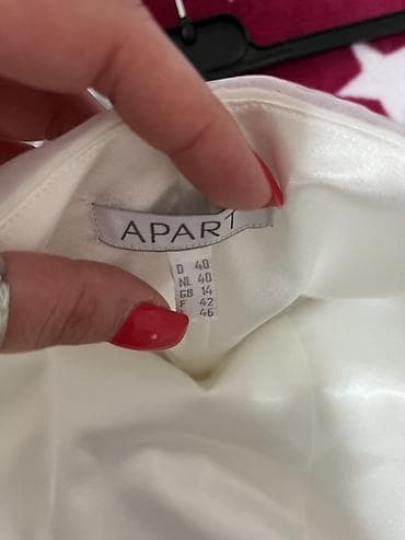 srebrne torbice svecane: Bela svečana haljina brenda APART, bez bretela, elegantnog i — 4
