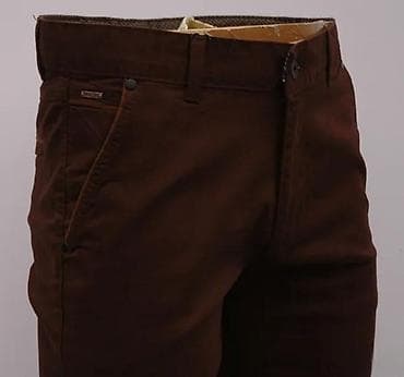 Farmerke: Muške pantalone u tamno braon boji, stilizovane kao čino pantalone — 3