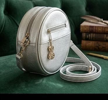 Okrugla torbica preko ramena, metalik srebrne boje, sa dekorativnim