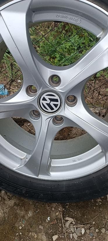 pumpe za dušeke: 4 Alu felne  sa letnjim gumama 18 coli 5x120 mm  promer rupa ET 43 8J — 5