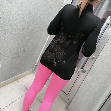 nike biciklisticke helanke: Crna ženska tunika/mini haljina sa dugim rukavima i rol-kragnom. Model — 3