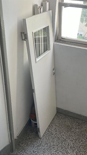 igraonica na naduvavanje: Unutrašnja vrata sa staklenim prozorom . Iz ordinacije. Dimenzije — 2