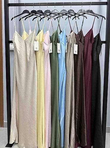 pull i bear: Saten haljina na bretele – duga, elegantna i ženstvena
3000 din — 3