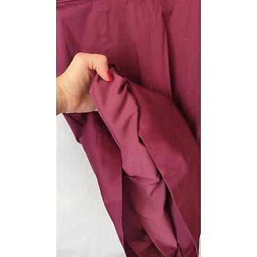 burgundy boja: Elegantna ženska haljina bez rukava u boji maline. - Kroj: klasičan — 4