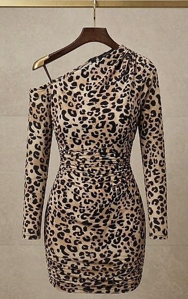 Haljina sa leopard printom, mini dužine, uskog kroja. Asimetričan