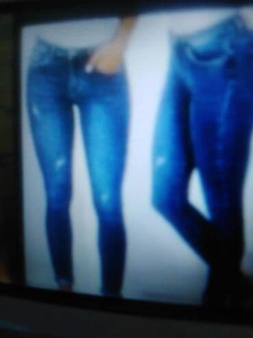 pantalone od vestacke koze: RE-DRESS farmerke u plavoj boji sa blagim izbledelim efektom. Model je — 1
