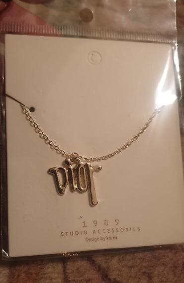 Christian DIOR logo zlatan privezak i lančić zlatne boje - kao na lalafo.rs Christian DIOR logo zlatan privezak i lančić zlatne boje - kao