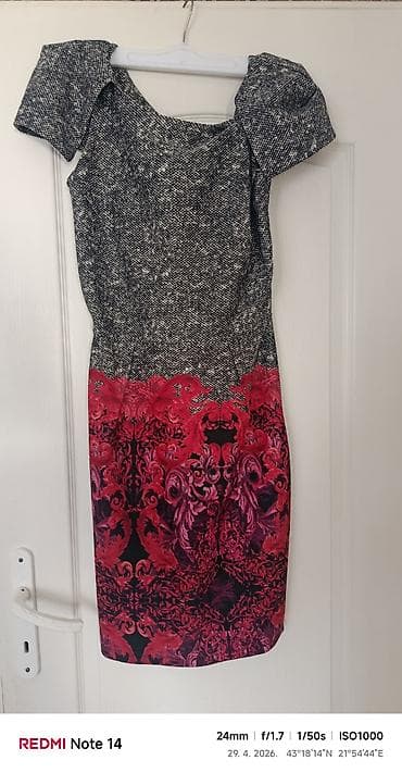 Elegantna uska haljina do kolena sa kratkim rukavima. Gornji deo u