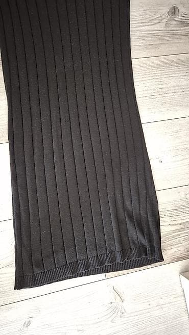 pec haljine: Crna pletena haljina sa rol-kragnom - Model: uska, rebrasta — 4