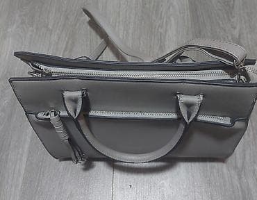 mona torba sa slovom m: Elegantna ženska torba – siva - Materijal: veštačka koža sa finom — 3