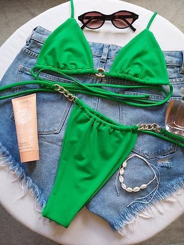 Zeleni bikini set – trouglasti gornji deo i klasičan donji deo sa