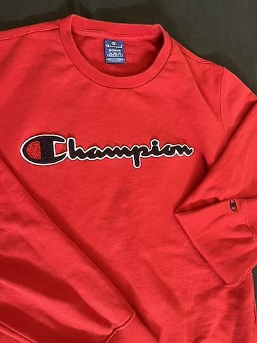 red bull duks: Champion dukserica – crvena, klasični kroj, okrugli izrez. - Model — 2