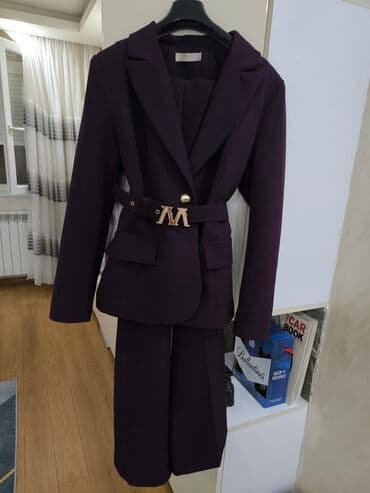 crvena duga svecana haljina: Ženski elegantni komplet – sako i pantalone - Boja: tamno ljubičasta — 3