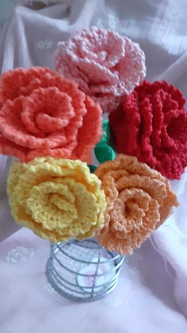 Predivne heklane ruže u različitim bojama, idealne za dekoraciju doma