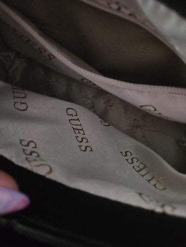 guess ogrlice leptir: GUESS ženska crossbody torba – crna - Materijal: veštačka koža sa — 5