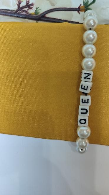 neseser za cetkice: Narukvica sa bisernim perlama i slovnim kockicama “QUEEN”. - Dizajn — 3