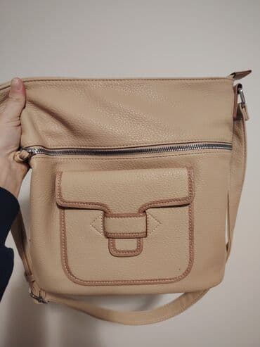 Torbe: Bež crossbody/ramena torba od mekane teksturirane eko-kože. Praktčan