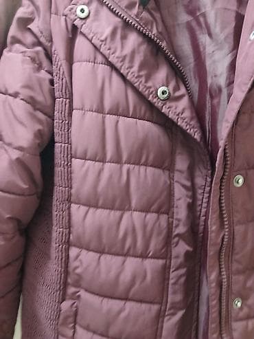 Ženska zimska jakna, boja bordo/šljiva. Kroj do kukova, prošivena za