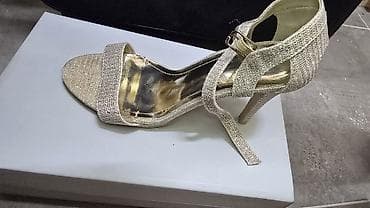 bershka zenske torbe: Elegantne ženske sandale na štiklu – zlatne - Model: otvoreni prsti — 3