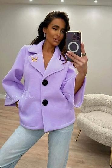 lila pantalone: Ženski kratki kaput/blejzer sa dva velika dugmeta i ukrasnom brošem — 3