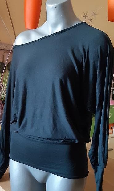 Women's Footwear: Crna ženska bluza sa širokim čamcem izrezom i dugim rukavima. Model je — 3