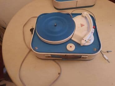 bas pojacala: Retro,stari mali gramofon u koferu. Simpatican mali gramofon,vise kao — 12